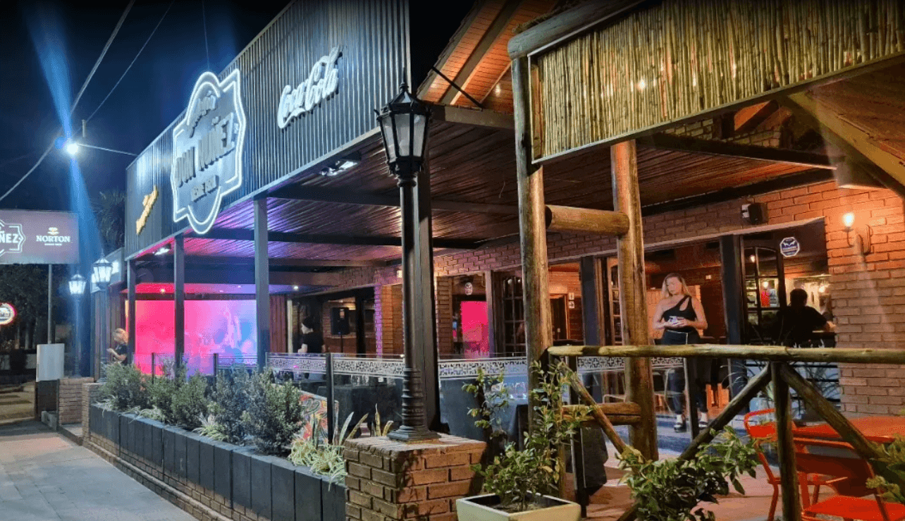 Frente del Bodegón Don Núñez iluminado de noche.