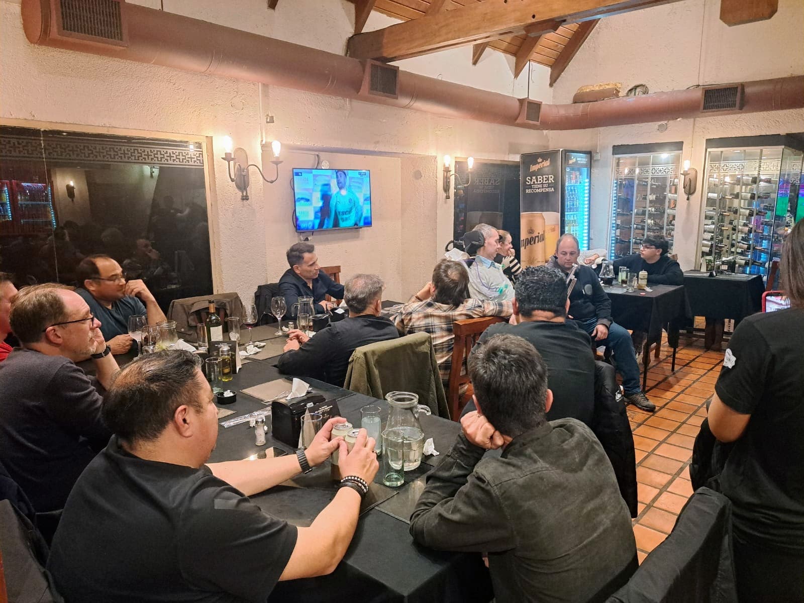 Personas reunidas alrededor de las mesas durante la primera cena a beneficio de DESAFÍA Federal en Córdoba.