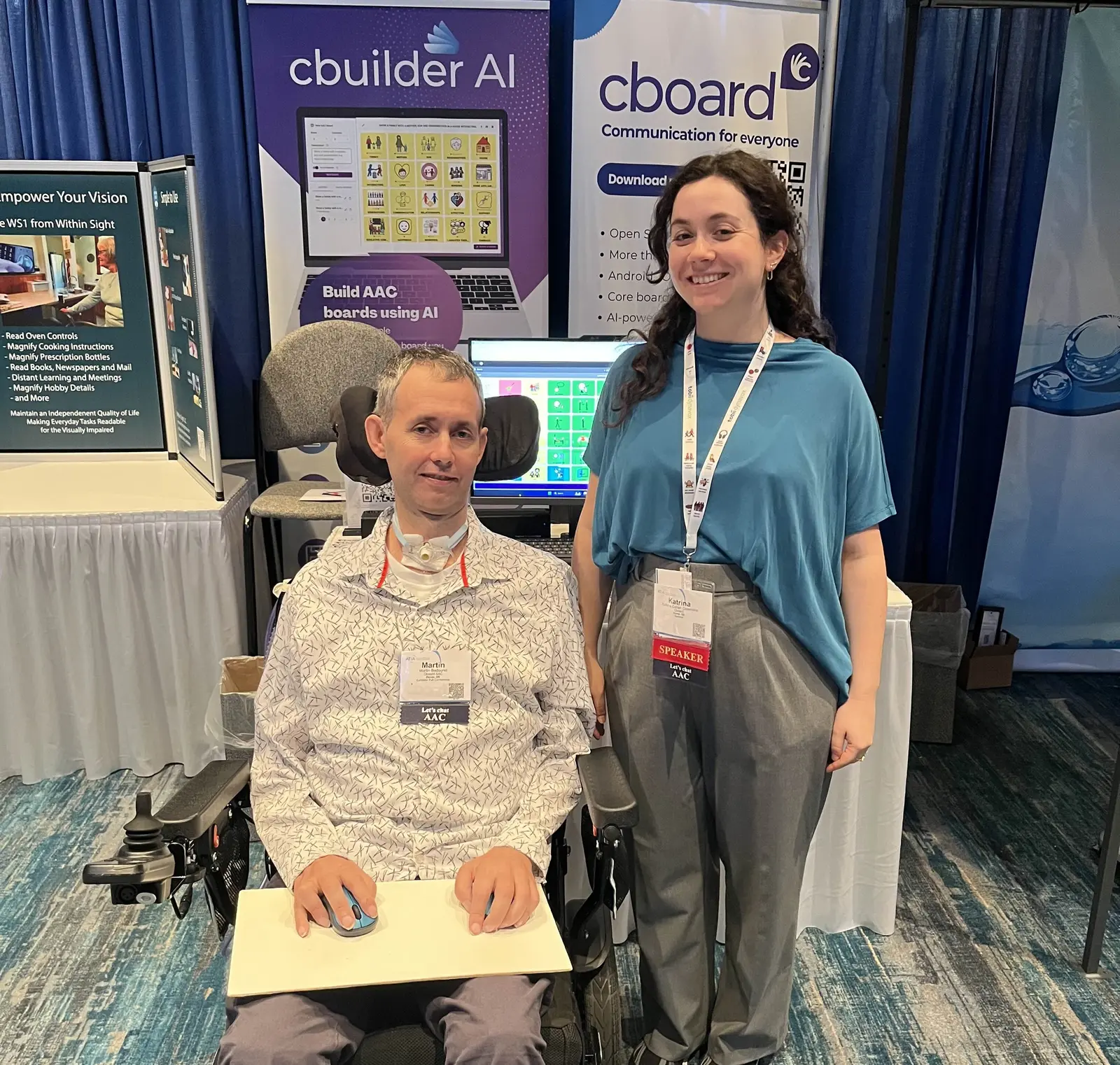 Personas conversando alrededor de una demostración de comunicación aumentativa